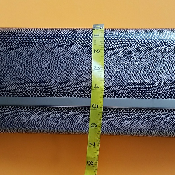 NWT SILVER CLUTCH BAG - Picture 6 of 6